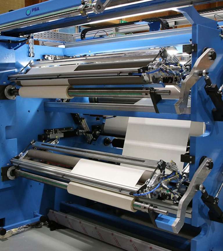 Rollenschneidmaschine und Wickelmaschine - Schneidemaschine zur Verarbeitung offener Klebebänder